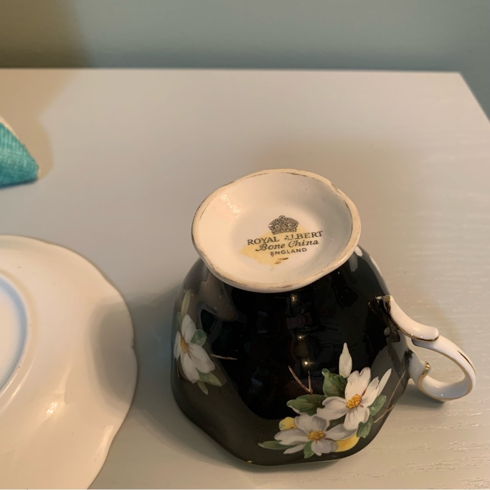 Royal Albert - Bone China England - Vintage Tea Cup and Saucer - Picture 9 of 10